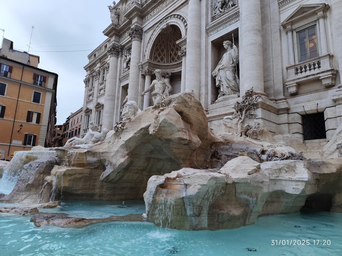 Trevi Fountain - Roma