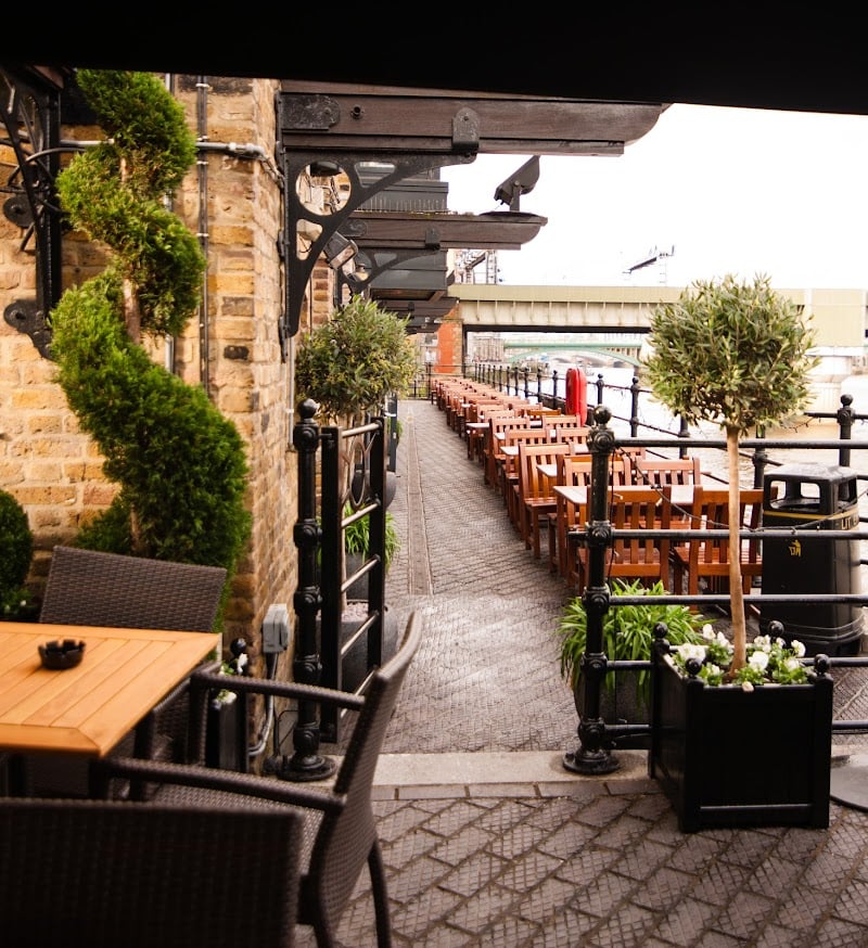 The Old Thameside Inn - Riverside pub with outdoor seating