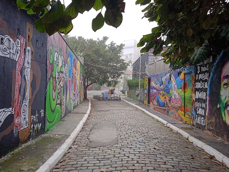 Beco do Batman - " Uma das ruas mais incríveis aqui em São Paulo, completamente graficada por vários artistas paulistas e de outros estados também. Muito visitada não só pelo próprios paulistas como também por outras pessoas que vem não só conhecer nossa cidade, como essa rua histórica, recomenda e muito bem frequentada por várias pessoas circulam por ali aproveitando para fazer não só parte da história, da memória, como também marcar o seu momento especial atrás de fotos que são tiradas naquele local como sinônimo de ótimas lembranças".