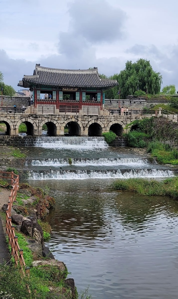 Hwahongmun Gate (Buksumun) - Lovely runner