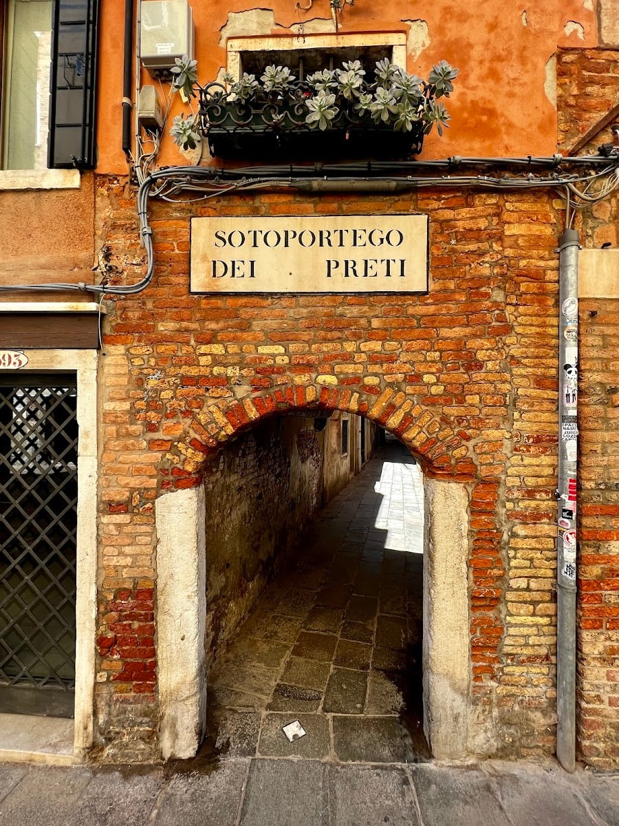 Sotoportego dei Preti
