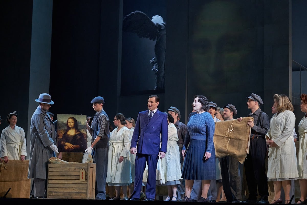 Opéra de Montréal - Opera shows year round