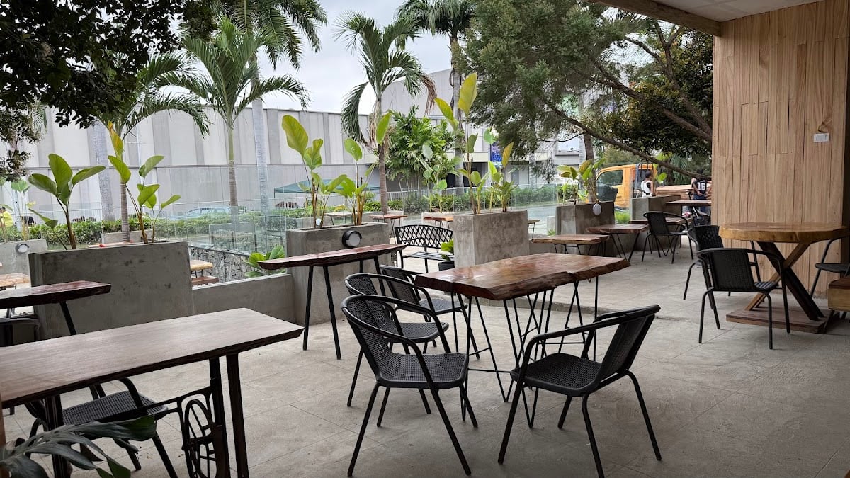 Graé Coffee Uptown - Best for night cafe, relaxing, open 24/7