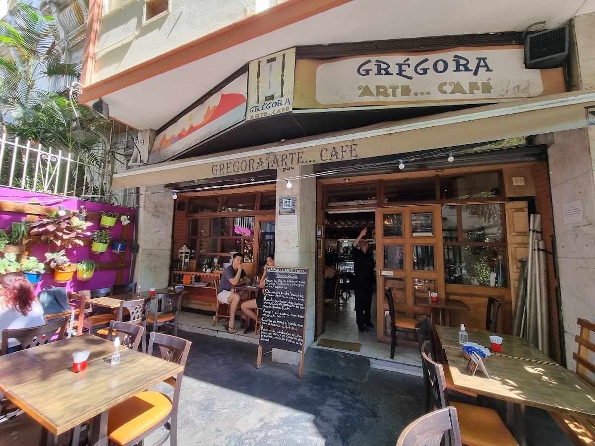 Grégora Arte... Café - Ambiente rústico. Roda de poesias e música brasileira ao vivo as quintas e sextas feiras. Comidas artesanais e maravilhosas. A pizza com massa de abóbora é excelente!