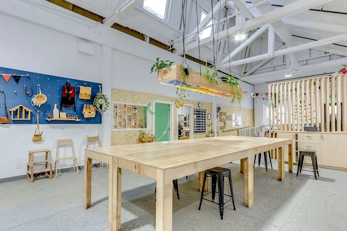 Les Affûtés (Mile-Ex) - Make your own projects in wood, sewing, and stained-glass. You’ll find a variety of tools and machines, big worktables, and lots of coffee and tea.