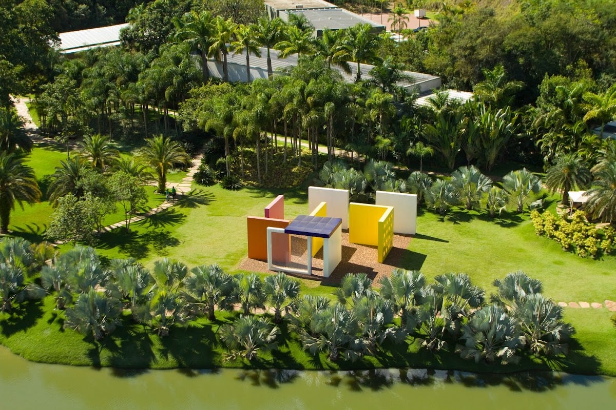 Instituto Inhotim - 55km da cidade, em Brumadinho, se quisermos tirar um dia acho que vale