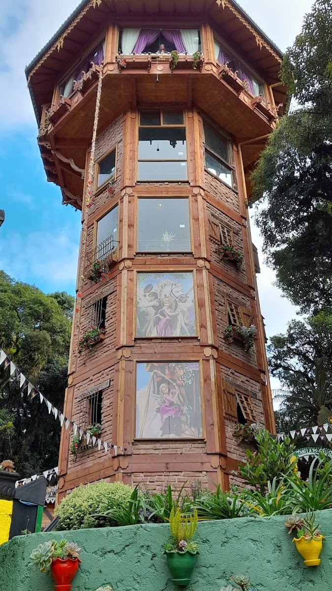 Torre da Rapunzel no Lago Negro