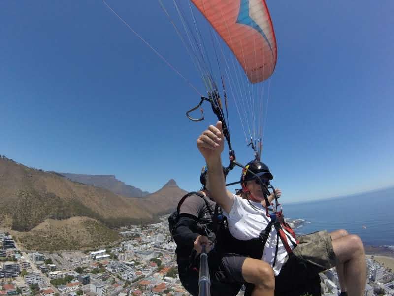 Skywings Paragliding - Não lembro se foi essa empresa, mas foi uma das melhores experiências! Você pular de parapente da montanha e atravessa a cidade até a praia.