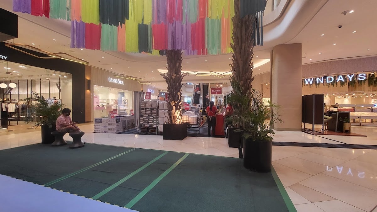 Uptown Mall - Uptown Bonifacio