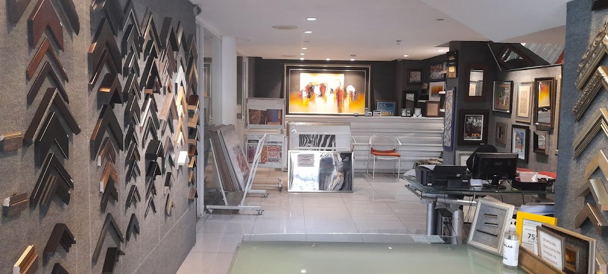 Galería Ríos, área enmarcado