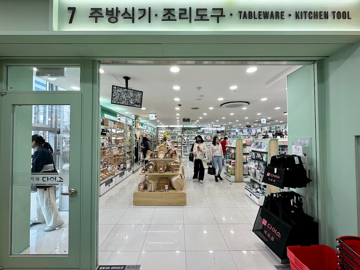 Daiso (Myeongdong Station Branch) - Shopping, 12 floors