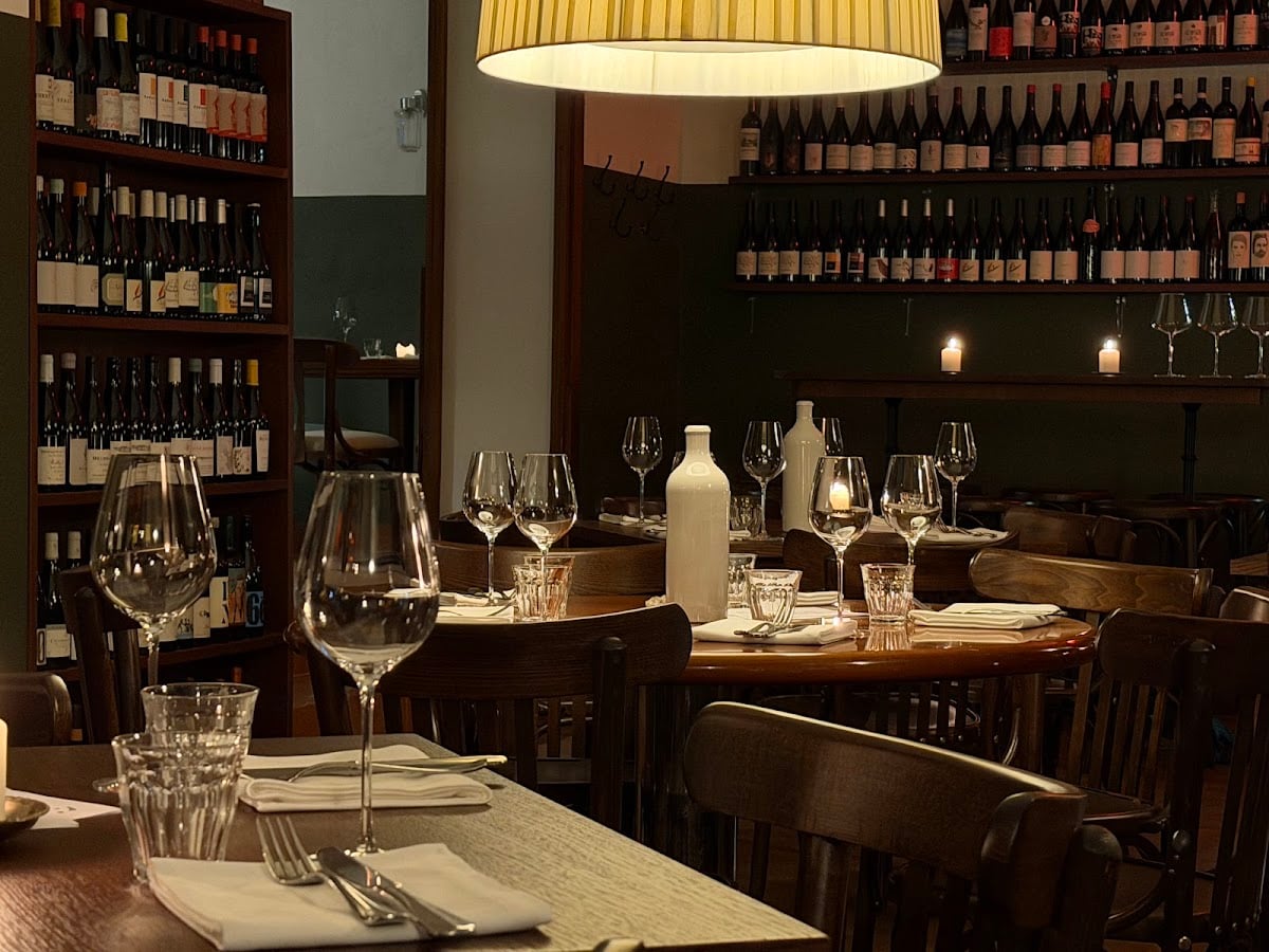 Polly wine bar