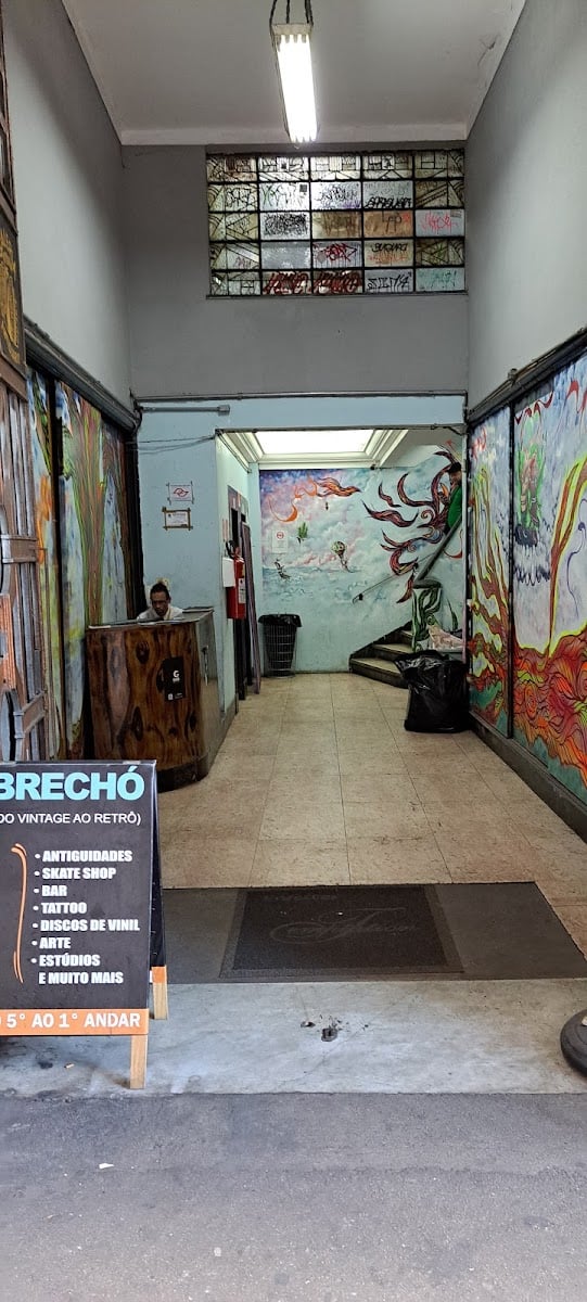 Brechó Vertical - literalmente um prédio de brecho,  bem street style, mas muito coisa nao condiz com o valor
