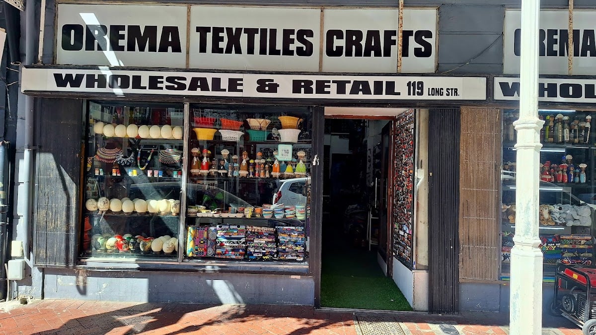 Orema African Textiles and Crafts - Elas costuram na loja e tem ótimos presentes.