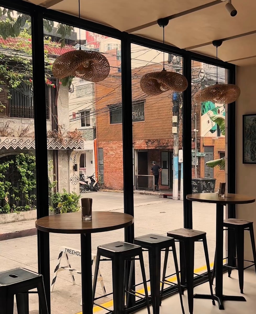 TREEHOUSE Bar & Art Café