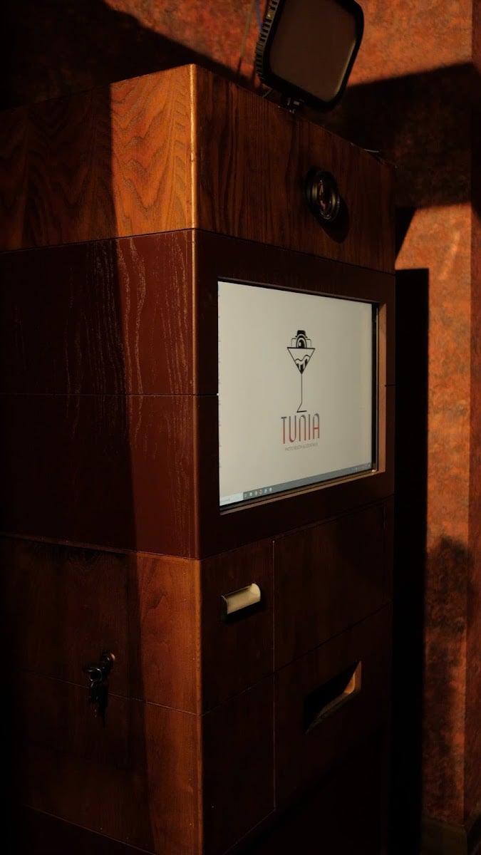 Tunia Film & Frame