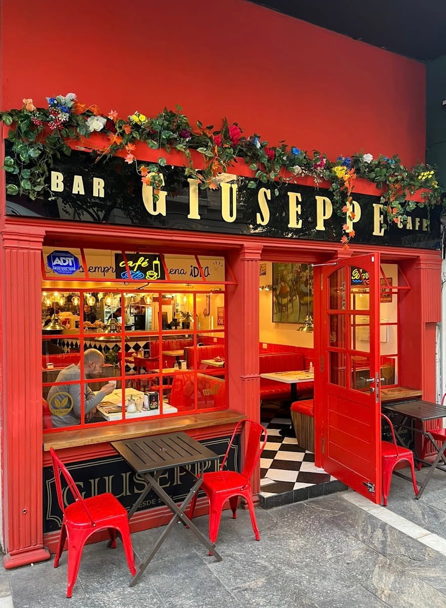 Giuseppe Bar - limonada: ★ ★ ★ ★
pastelería:★ ★ ★ ★ ★
lugar: ★ ★ ★ ★ ★