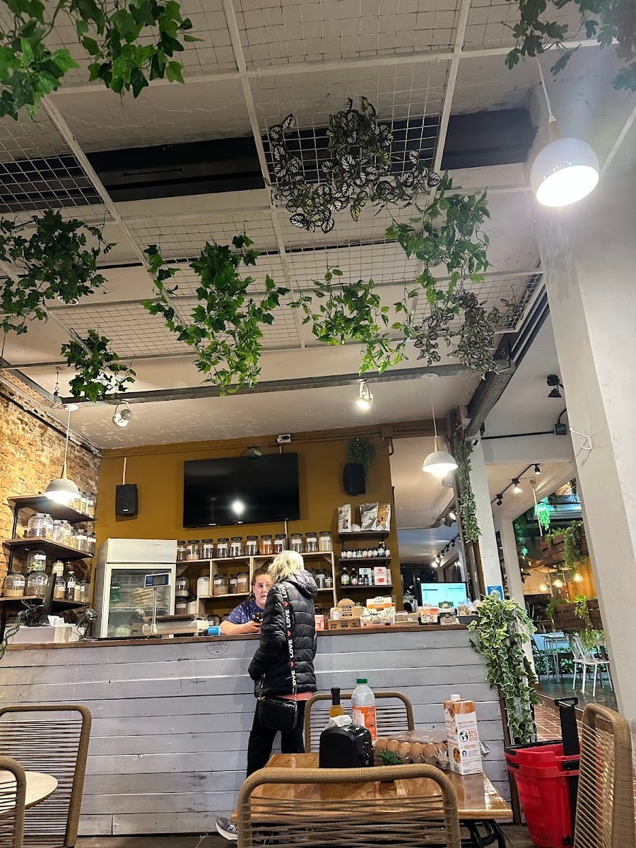 Genki espacio saludable - tienen un patio escondido atrás. me llama la atención