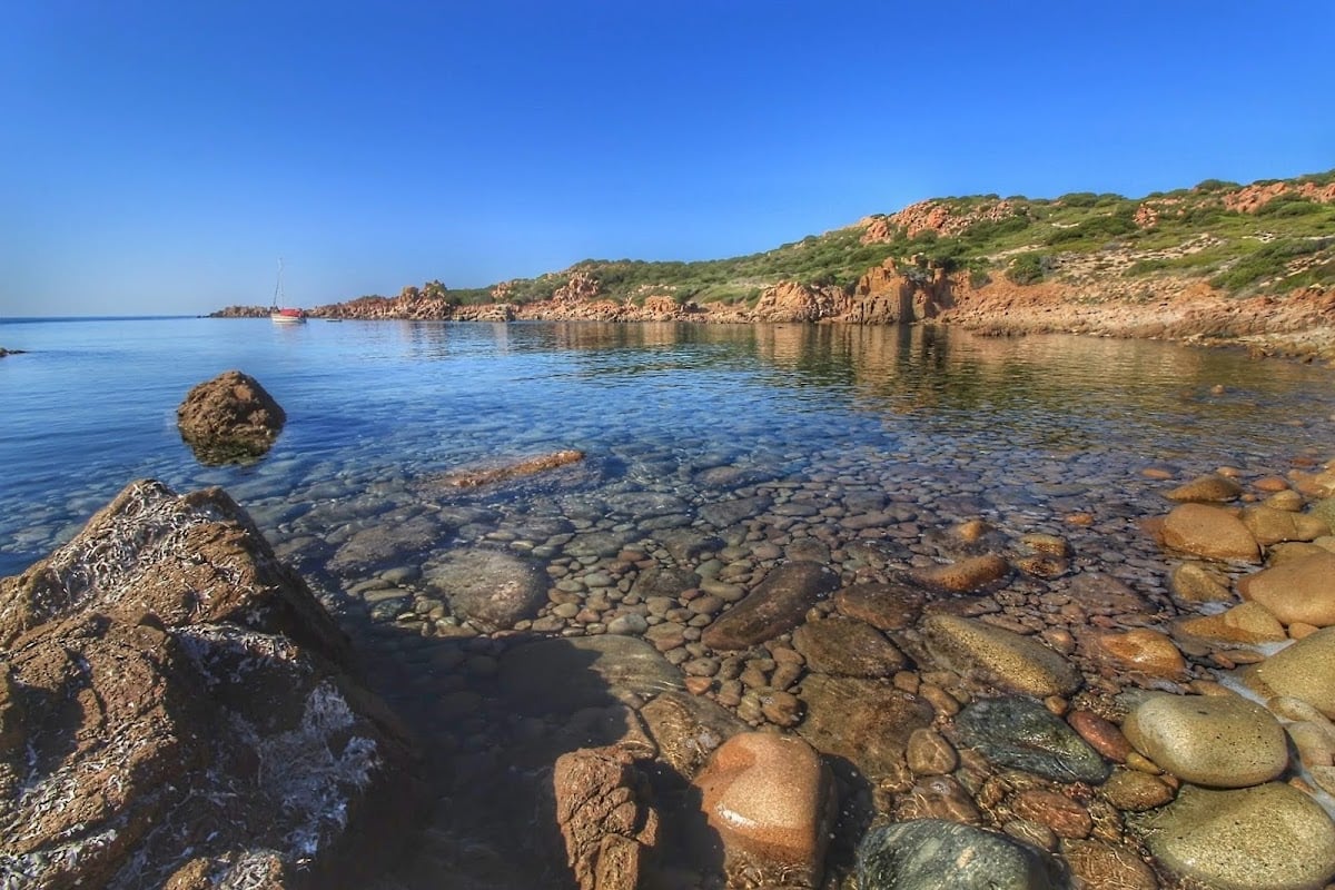 Spiaggia di Cala Falza (Lu Poltu Pitrosu)
