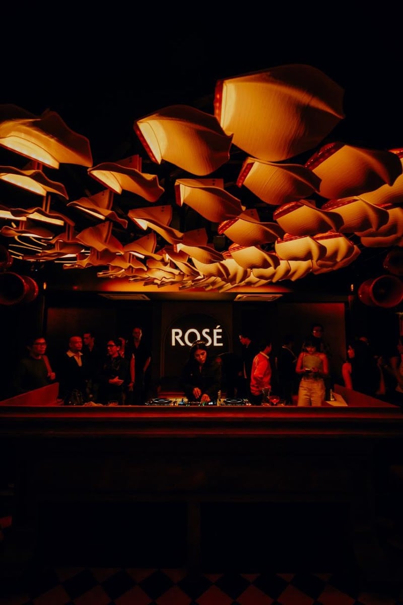 ROSÉ Gunawarman