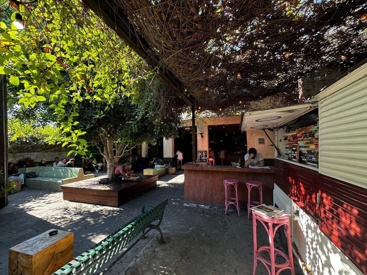 CAFE NIDO: Coffee & Books