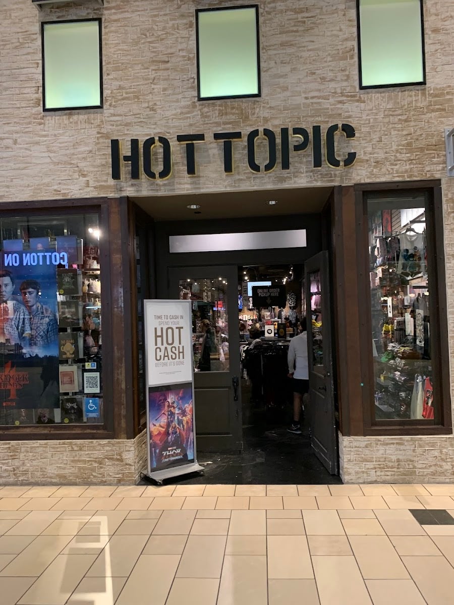 ⋆.˚ hot topic ⋆.˚୨୧