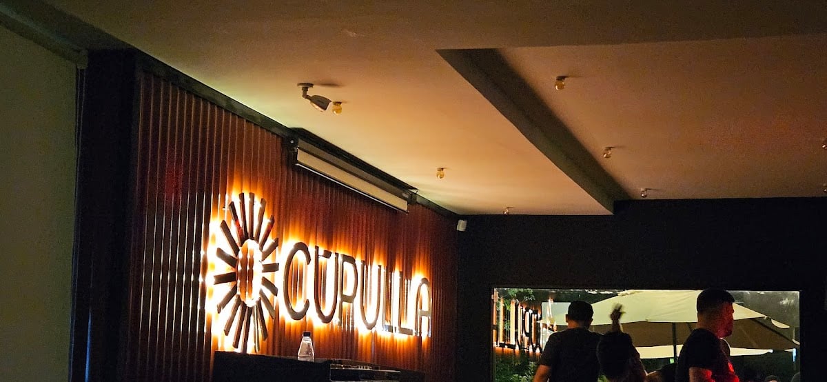 Cúpulla - Gastronomía, Música & Drinks