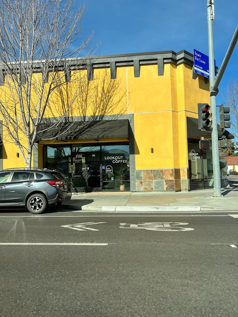 Lookout Coffee - Spacious interior with living-room style seating for a relaxed work environment or board room table seating for more focused work