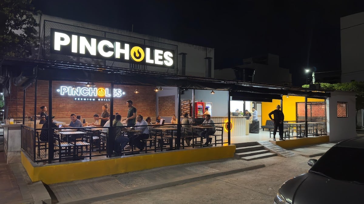 Pincholes