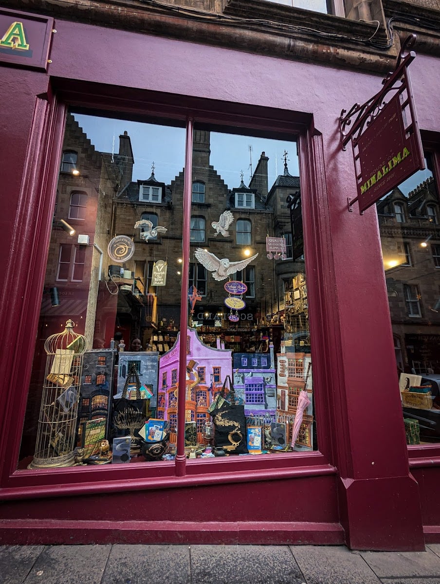 Edinburgh City Centre Rose Street - Here there’s a print vending machine