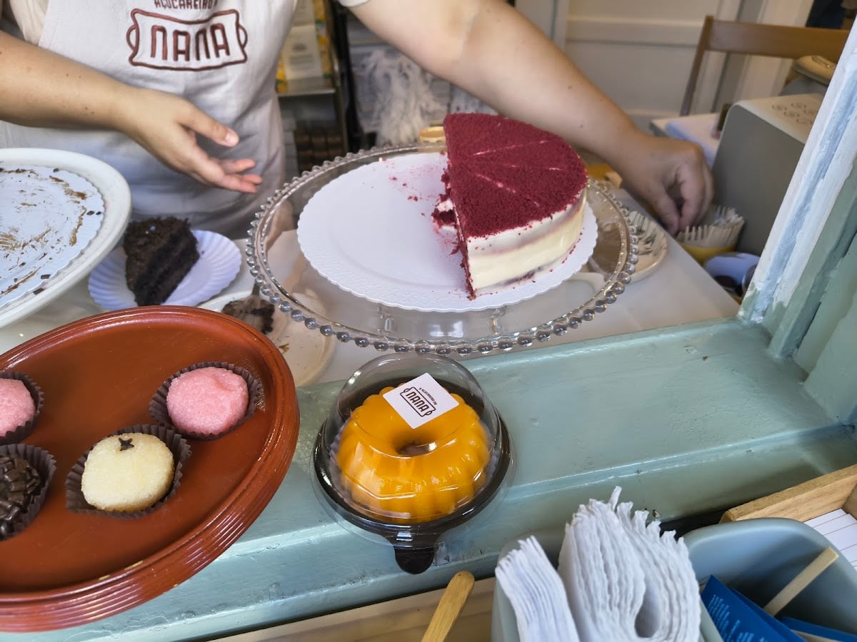 Açucareiro da Nana - bolo de chocolate e morango com chocolate recheado