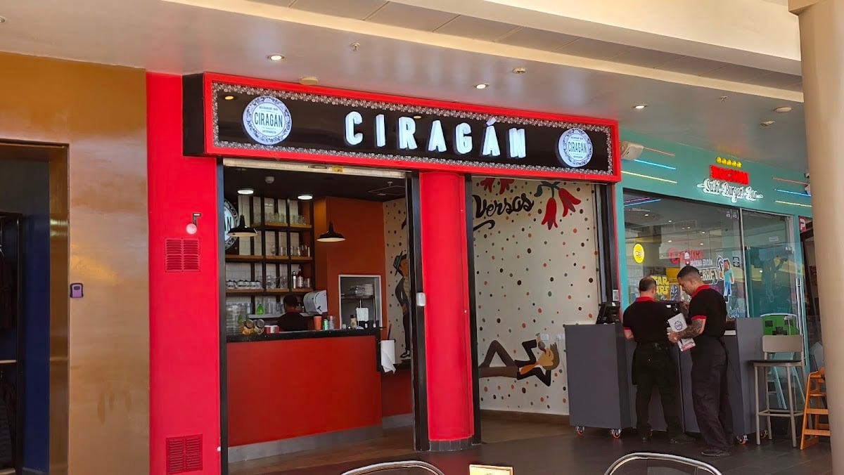 Ciragán Mall Paseo La Portada.