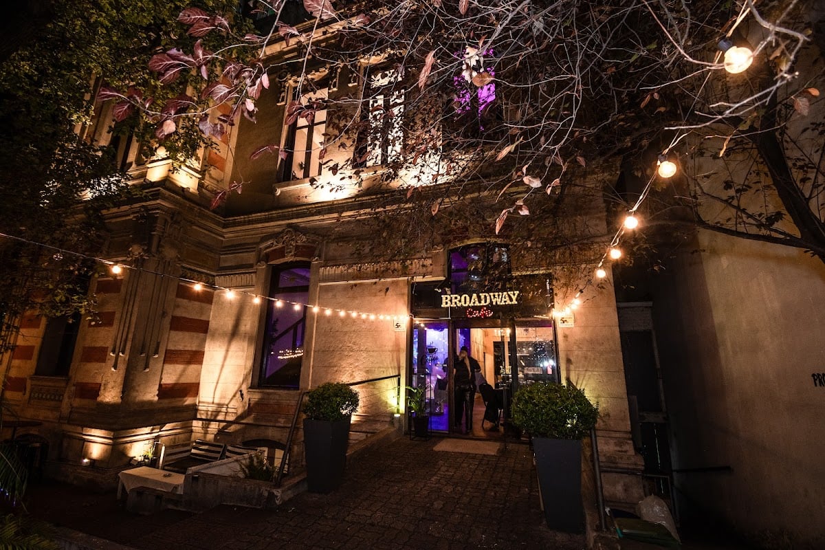 Salon Broadway café