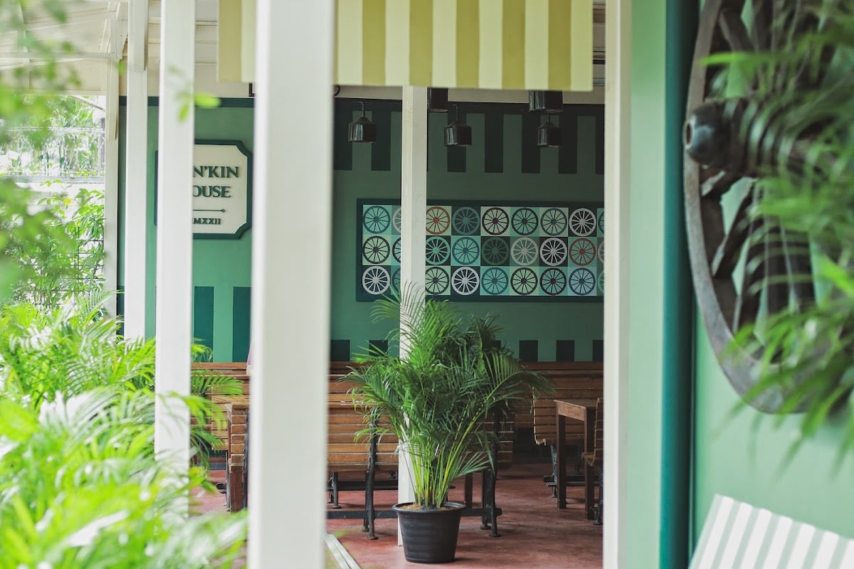 YANKIN HOUSE "Pub & Restaurant"