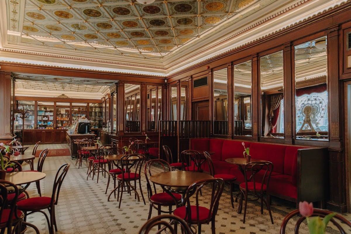 Cafe Maiasmokk - historiallinen kahvila, kuuluisat leivonnaiset (5-8€)