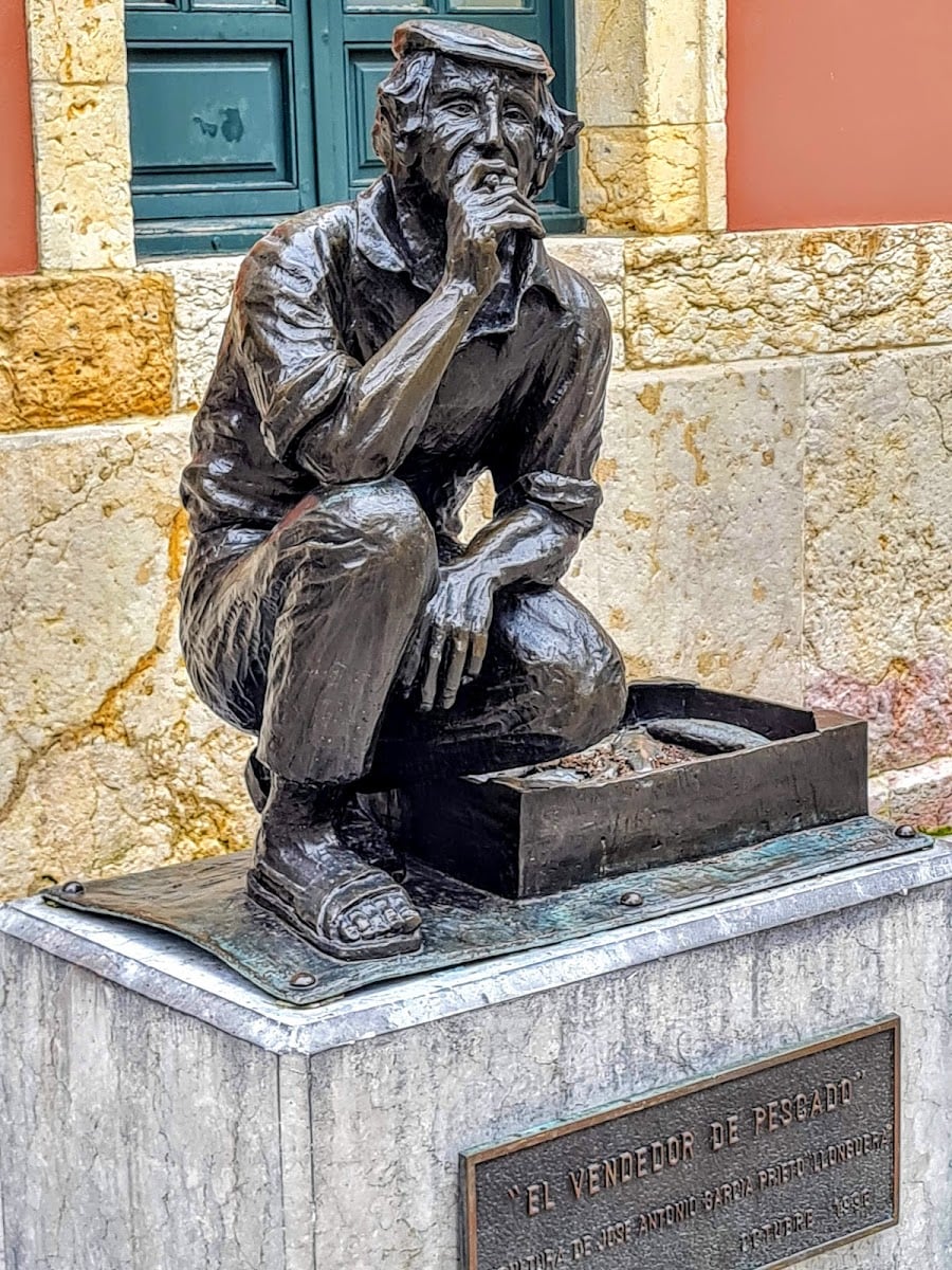 Escultura "El Vendedor de Pescado"