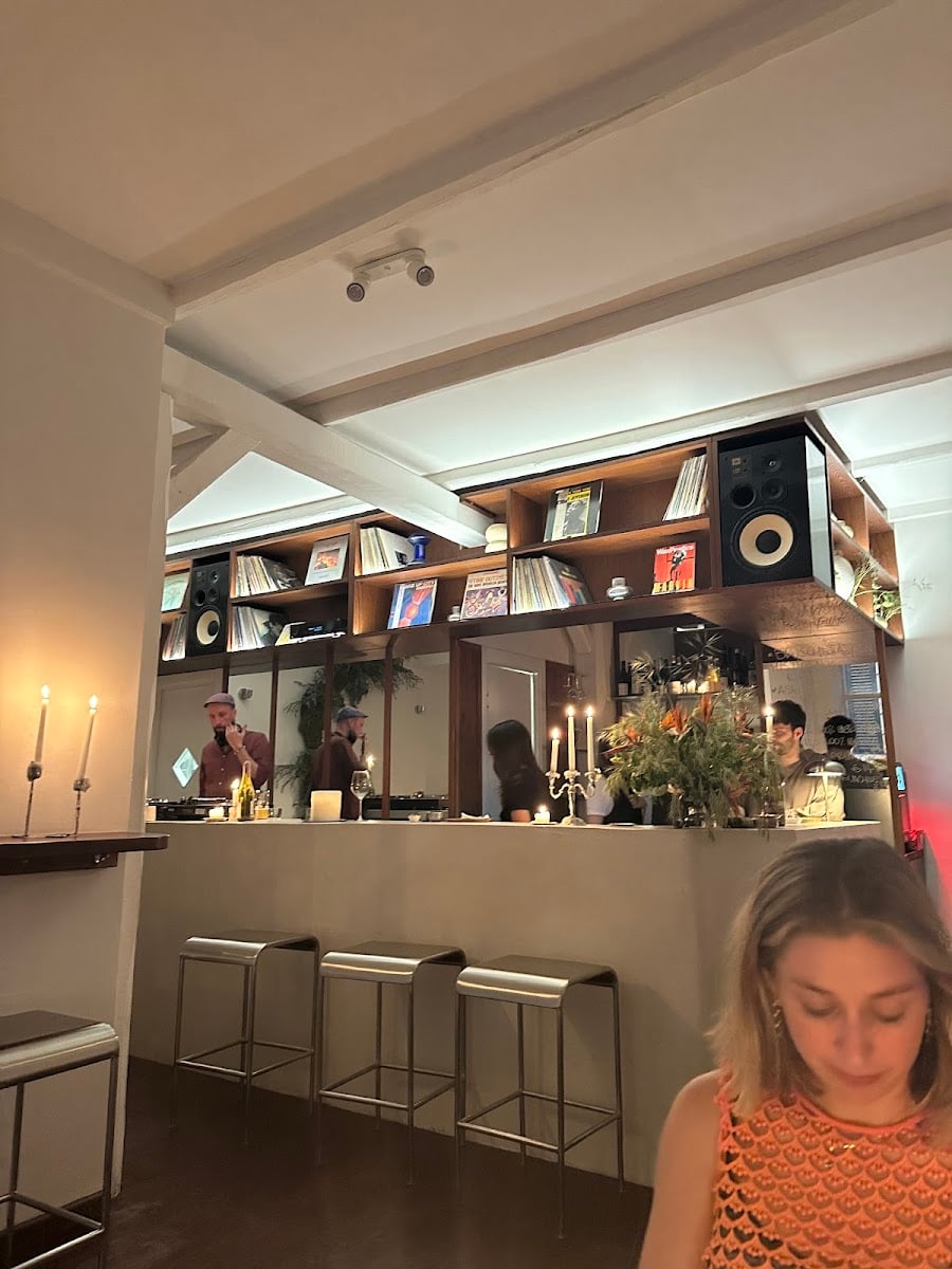 33 GIRI listening bar