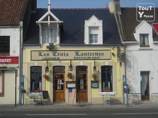 LES TROIS LANTERNES