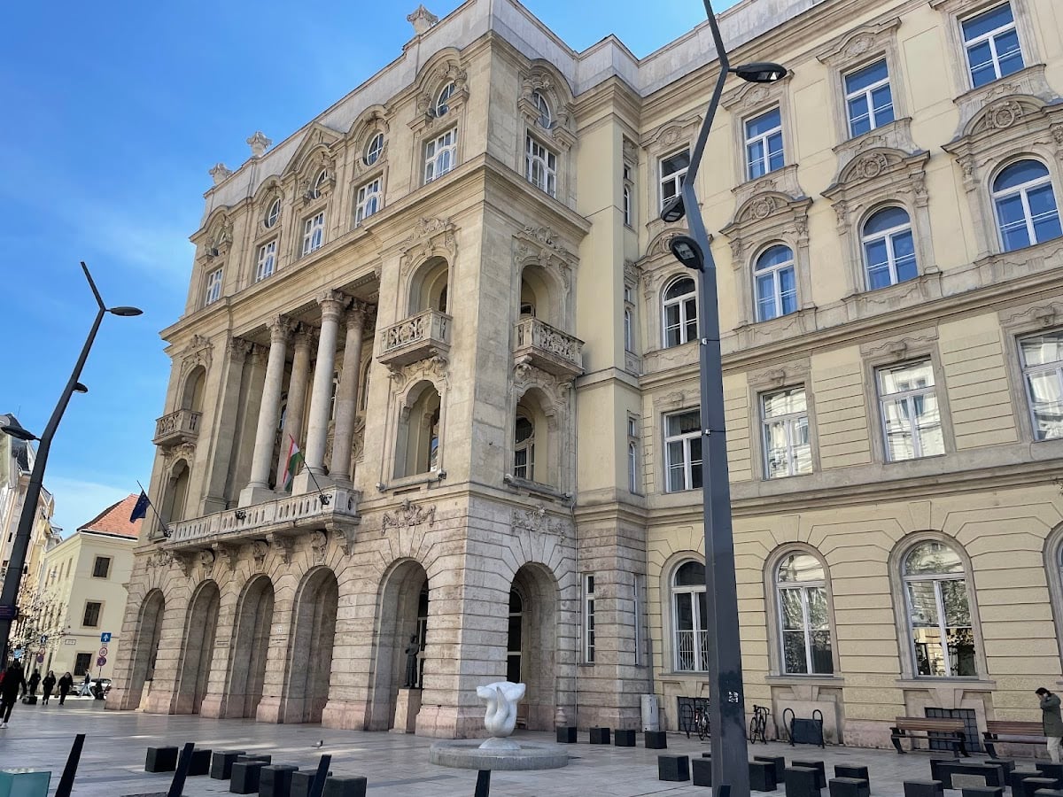 Universidad Eötvös Loránd