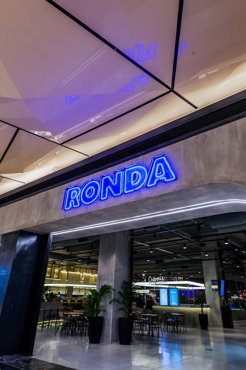Ronda - Lugar dentro del DOT Baires shopping con minigolfs, otros juegos y puestos de comida
