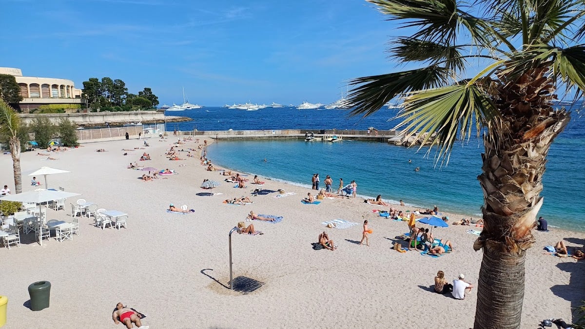 Larvotto Beach - Playa