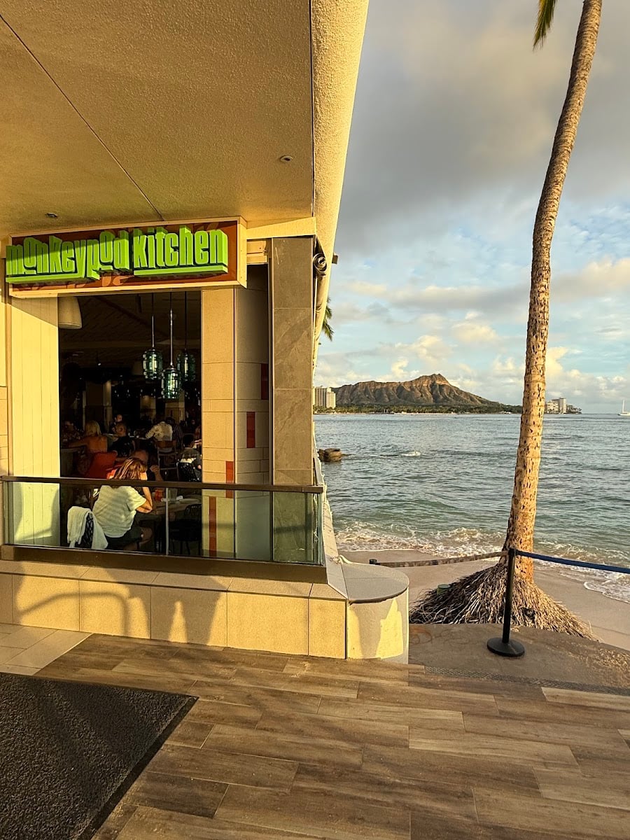 Monkeypod Kitchen - Waikiki - （ホテルより１.２km、ハッピーアワー毎日１５時半〜１７時で場所に制限なくテラス席も可）