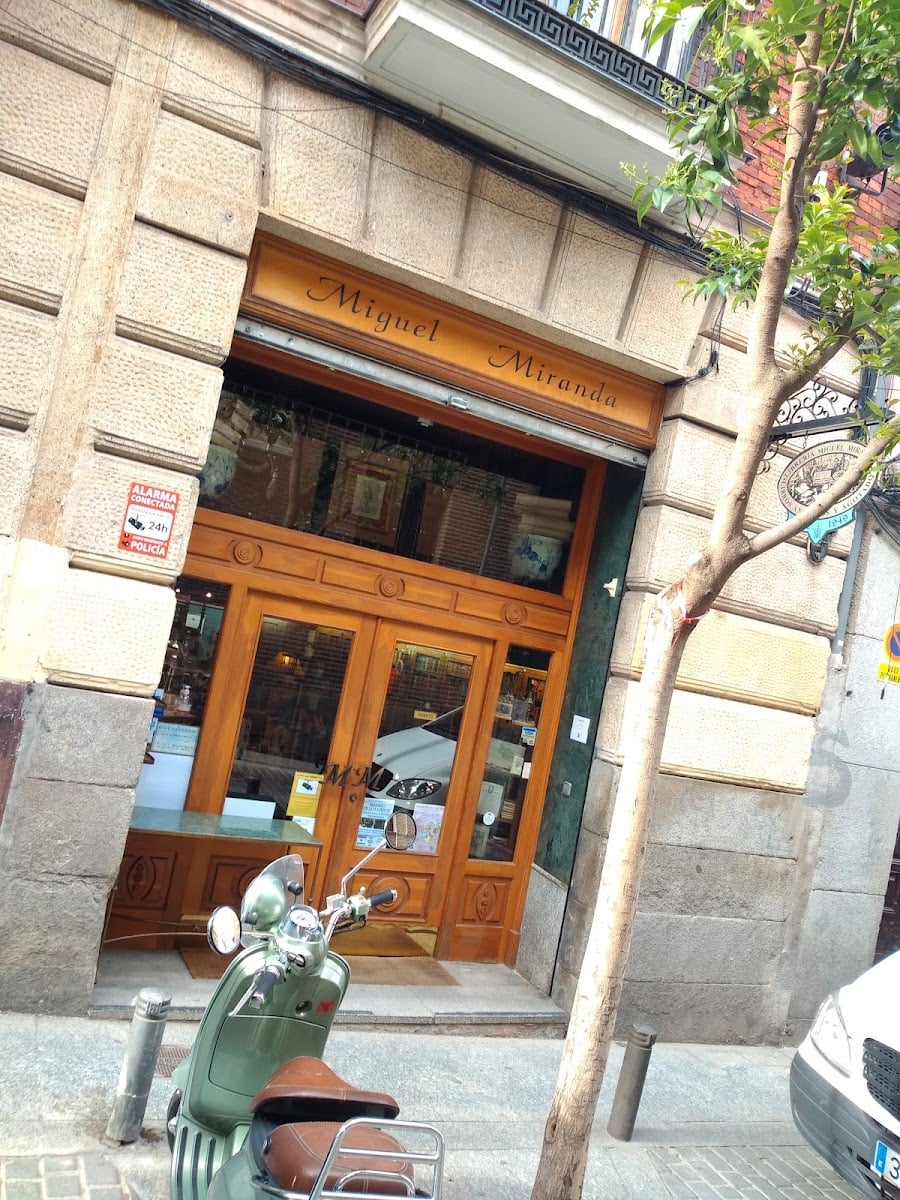 Miguel Miranda Bookstore - livraria antiga lindíssima com uma escadaria de ferro no centro, excelente para encontrar edições de colecionador e cadernos artesanais com carinha retrô