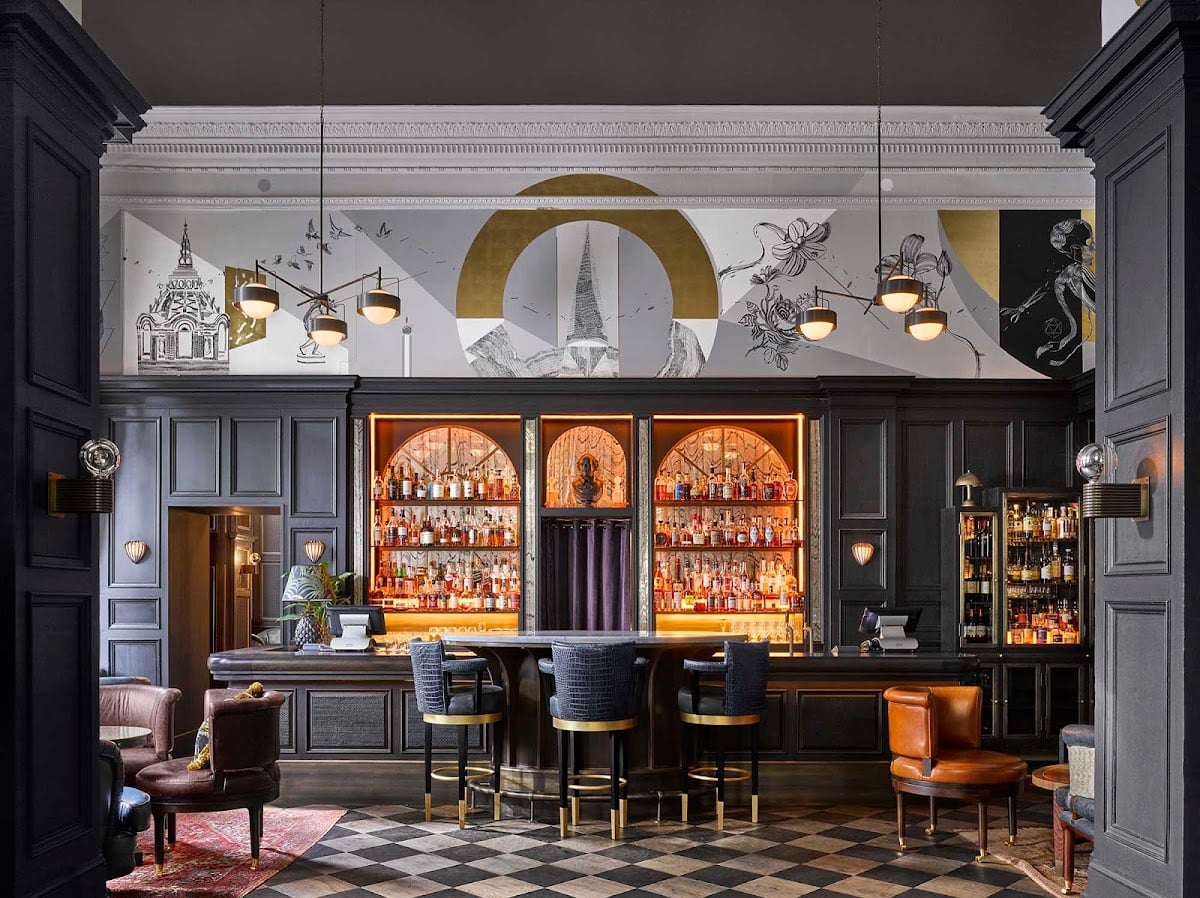 Fitz's Russell Sq. - great gatsby vibes