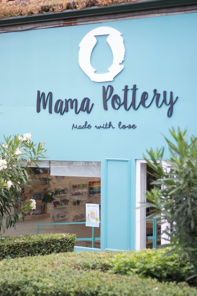 mama pottery studio.