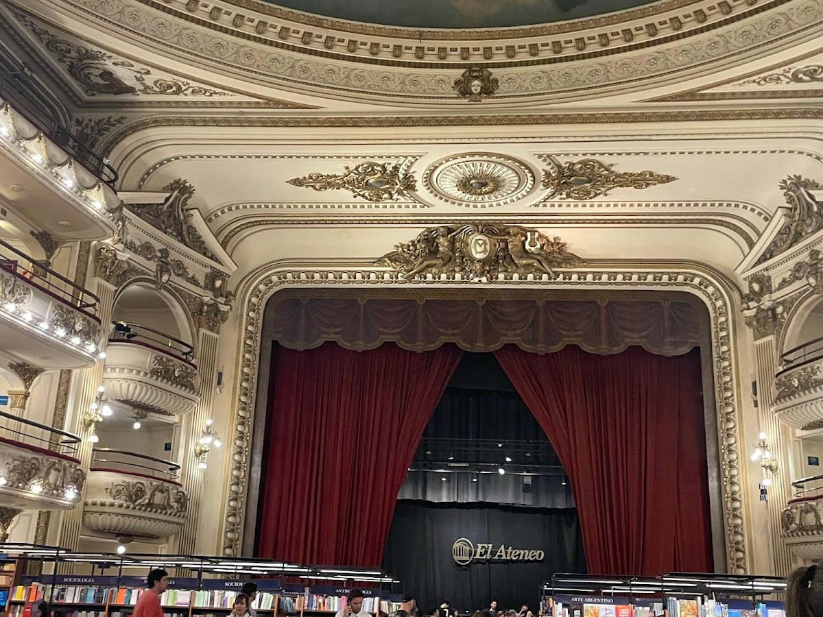Ateneo de la Recoleta Elvira Rawson - Lugar hermoso lleno de libros,muy recomendable