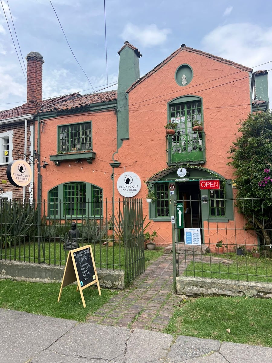 El Gato que Lee y Bebe Bogotá