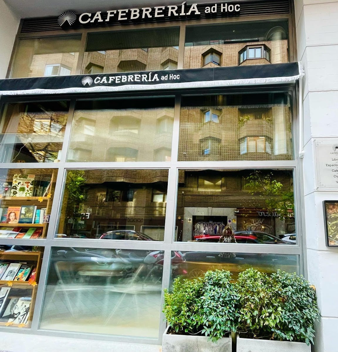 cafebrería ad hoc.