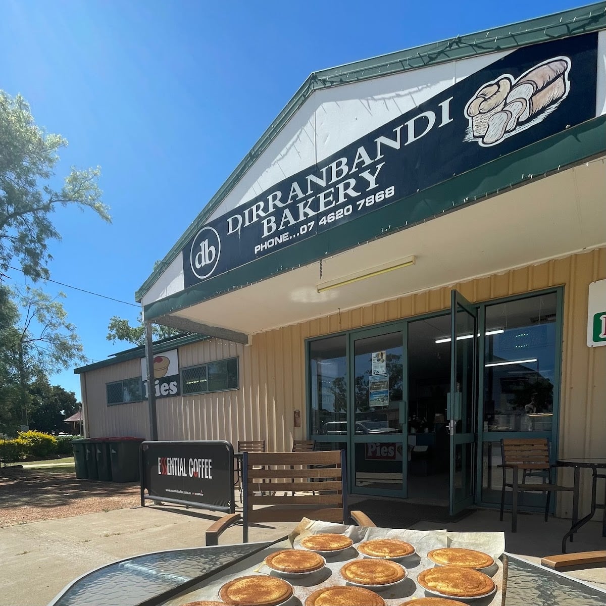 Dirranbandi Bakery - Good almond croissant, good chai latte and delicious Hawaiian pizza