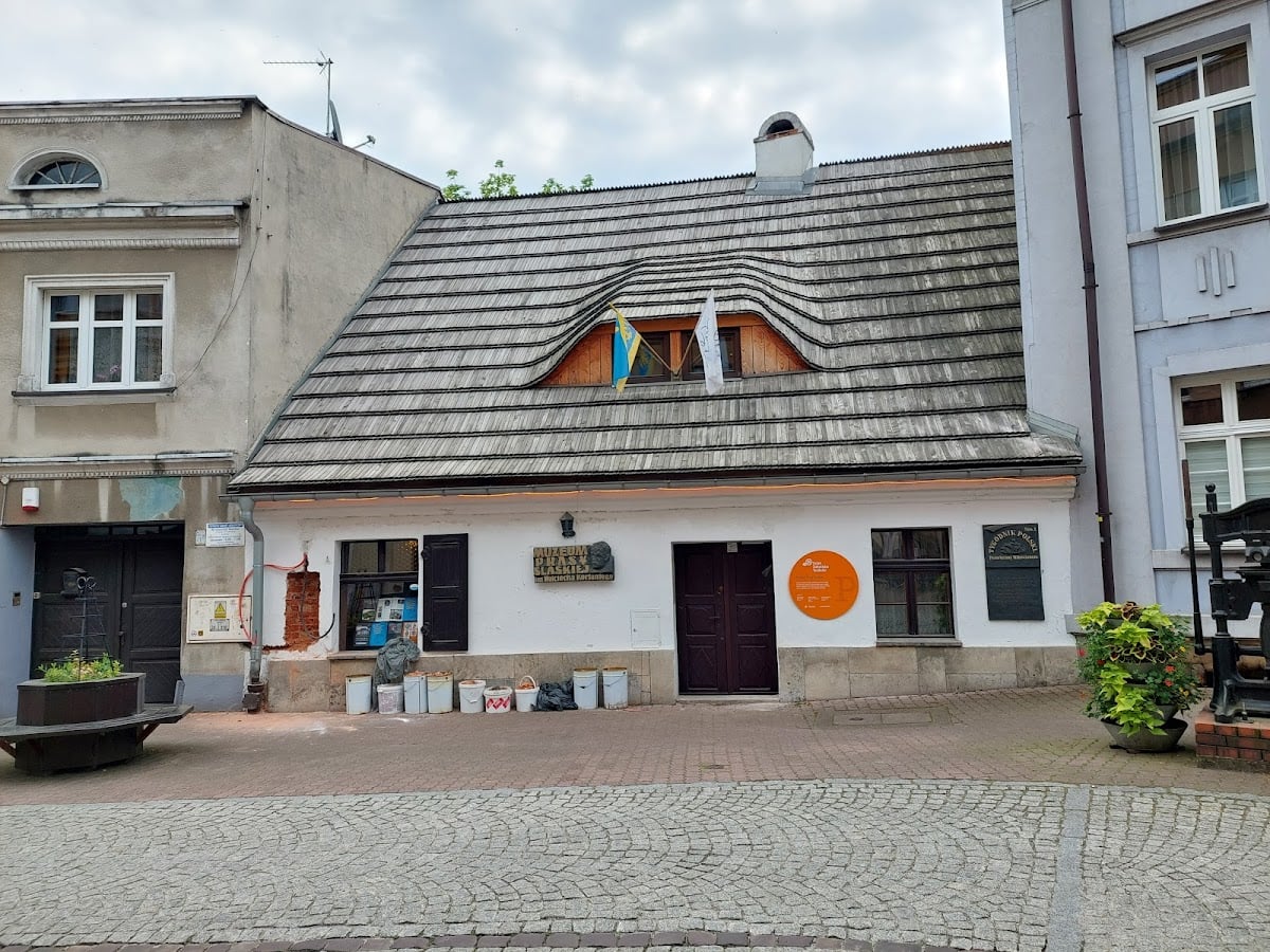 Muzeum Prasy Śląskiej im. Wojciecha Korfantego - 📍Pszczyna, szpaler sakur przy deptaku